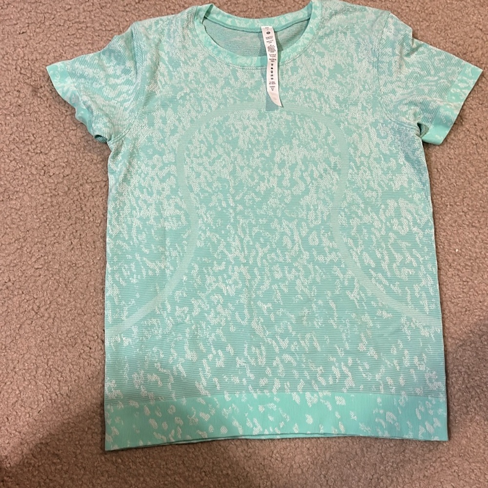Lululemon Swiftly Relaxed Short Sleeve size 6